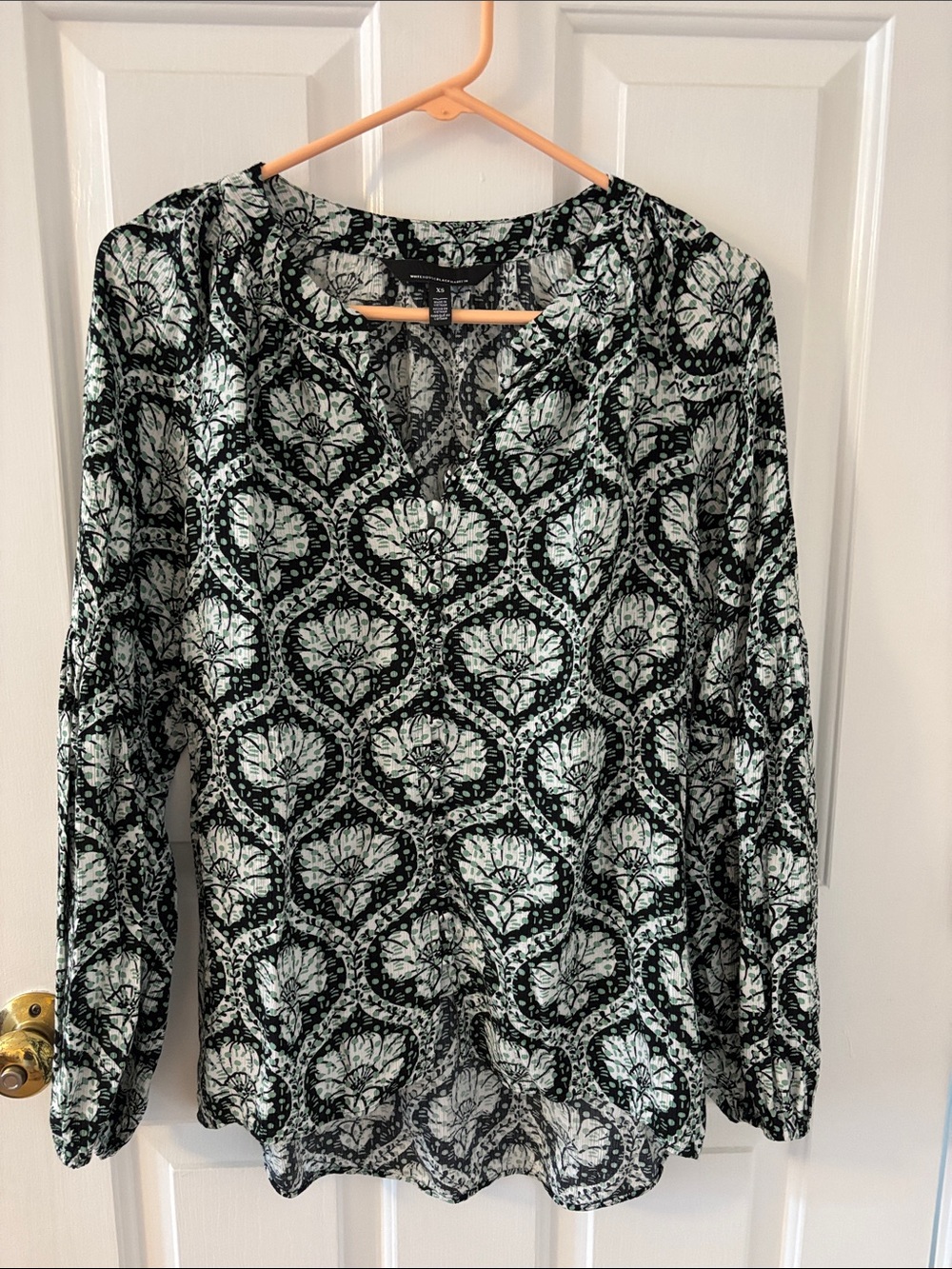 White House Black Market Black & Mint Floral V-Neck Blouse. XS
